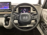 【ハンドル】運転にかかわる様々な操作を安全に行えるように視点移動が少なく操作性に配慮されたスイッチ類が凝縮されたコックピットです。