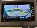リバースギアに入れるだけで後方の表示へ切り替わります。夜間や雨の日の駐車も楽になりますよ。
