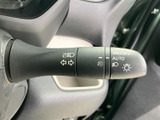 操作しやすい位置に配置されたウインカーレバーです。スムーズな操作で、安全な車線変更をサポートします。直感的に操作できる設計です。