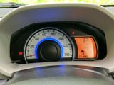 視認性の高いメーター類が、運転に必要な情報を的確に伝えます。デジタル表示も採用されており、走行距離も確認できます。