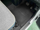 痛みの出やすい運転席シートの角、フロアマット、座面、ともに良好です
