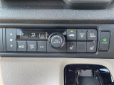【エアコン】『エアコン装備』の画像になります。暑い夏でも寒い冬でも、車内に快適な空気を届けるので、いつでも快適な車内空間を創り上げます!