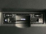 高速道路で便利な【ETC2.0】を装備しています。光ビーコン搭載で渋滞情報などナビゲーションと連動することで機能も充実いたします。他、観光施設に立ち寄るための高速料金割引サービス等もございます。