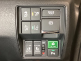 両側電動スライドドアは運転席から操作ができるよう、操作スイッチが付いています。Hondaセンシング用のVSA(ABS+TCS+横滑り抑制)解除とレーンキープアシストシステムなどのスイッチがあります。