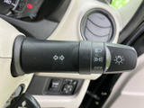 操作しやすいウインカーレバーで、安全な車線変更をサポートします。直感的に操作できるので、運転に集中できます。夜間も確認しやすいデザインです。