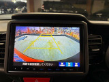 【バックカメラ】運転席から画面上で安全確認ができます。駐車が苦手な方にもオススメな便利機能です。