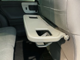 前席背面の格納式のテーブルは後部座席での食事や、スマホ・タブレットでの動画視聴などさまざまな用途で活躍します。