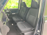 運転席からの視界は広く、運転操作もスムーズに行えます。安全運転をサポートする空間です。