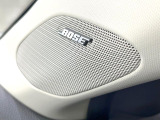 【BOSEサウンドシステム】メーカーオプションの高品位サウンドシステムを搭載。専用のチューニングが施された大小様々なスピーカーから良質なサウンドが奏でられ、臨場感あふれる音響空間を演出します。