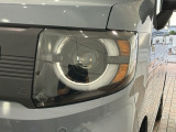 LEDヘッドライトは、点灯の瞬間から最大光量を発揮し、突然暗くなるトンネルなどでの安定感を高めます。