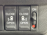 【両側パワースライドドア】スマートキーや運転席のスイッチで後席両側スライドドアの開閉が可能♪電動だから力を入れてドアを開ける必要が無く、小さなお子様でも簡単に開け閉めでき快適です♪