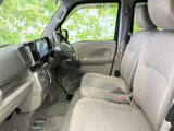 運転席からの視界は広く、運転操作もスムーズに行えます。シンプルなデザインのインパネが、運転に集中できる環境を提供します。