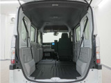 2列目シートと助手席を倒すことで、運転席以外のすべての空間がフラットな荷室となります。フラットな荷室になるので、脚立や絨毯などの長尺の荷物の積載にも対応しております。