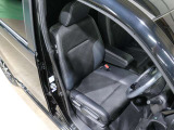 程よい硬さとホールド性が高いシートで長時間運転も快適です。
