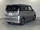スライドドアは通常のドアに比べて、車のボディーに対し平行に開閉し、開けてもスペースを取りません。出入り口が大きいドアはお子様のいるご家庭はもちろん、混んだ駐車場でも大活躍です!