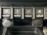 操作しやすい位置に配置されたスイッチ類が、運転中の快適性を高めます。様々な機能を直感的に操作でき、運転に集中できる環境です。