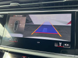 ●360度カメラ『車両の4つのカメラから得た映像を合成し、上空から眺めているような映像をモニターに映し出します。車両周辺の歩行者や障害物などの発見に役立ちます。』