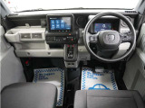 運転にかかわる様々な操作を安全に行えるように視点移動が少なく、操作性に配慮されたスイッチ類が凝縮されたコクピットです。