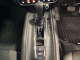 CVT車のセレクトレバーです。低速から高速まで、変速ショックのないスムーズな走りと、エンジン効率のよい領域を維持して燃費にも貢献します。サイドブレーキはスイッチ操作の電子制御パーキングブレーキです。