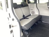 スライドドアだから、隣の車との距離が近い駐車場でも安心。チャイルドシートへの乗せ降ろしや、大きな荷物の積み込みもストレスなく行えます。