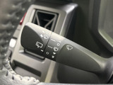 雨天時でもクリアな視界を確保できるワイパーレバー。操作も簡単で、運転に集中できます。間欠機能も搭載しています。