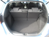 フル乗車時でも十分な荷室です。