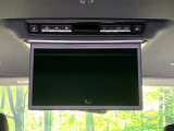 【13.2型有機ELフリップダウン】三列目からでも迫力のエンタメが観れる大画面フリップダウン。有機ELのモニターでは、一般的なフリップダウンよりも高コントラストでキレイな映像を楽しめます。