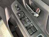 狭い駐車場で便利な電動格納ドアミラーが付いています。