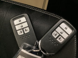 家族やパートナーと個別に持てるため、貸し借りの手間がなくスムーズに乗車できます。また、メインキーを自宅に置いたまま、もう一方をサブとして常に鞄に入れておけるため、持ち出し忘れを防げる点も便利です。