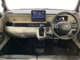 車内は光触媒抗菌消臭施工済です。インパネ周りはスタイリッシュなデザインで機能や装備も充実しています。グローブボックスやカップホルダーのほかにトレーなどたくさんの収納スペースが付いています。