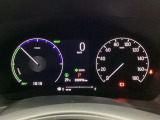 ハイブリット車専用のメーターです。右側の大型スピードメーターに加え、ステアリングスイッチを使って左のマルチインフォメーション・ディスプレイで燃費や動力伝達などの情報が見れるようになっています。