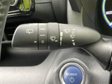 雨天時でもクリアな視界を確保するワイパーレバー。運転の安全性を高める機能です。
