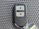 便利なスマートキー付き。キーを取り出さずにドアの施錠・解錠やエンジン始動が可能です。
