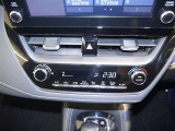 【オートエアコン】設定した温度になるように車が自動で風量や吹き出し口、冷暖房の強さを調整してくれるエアコンです。一度温度を設定すれば、自動で快適な室温を保ってくれるので運転に集中しやすいですよ♪