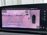 ●360度カメラ『車両の4つのカメラから得た映像を合成し、上空から眺めているような映像をモニターに映し出します。車両周辺の歩行者や障害物などの発見に役立ちます。』