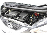 エンジンルームの樹脂部分は丁寧に磨いてツヤをだしています。当社の中古車のエンジンルームクリーニングはとても自信があります★