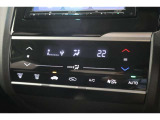 フルオートエアコンが装備されています!お好みの温度設定をするだけでエアコンの風量やモードの切り替えを自動でコントロールしてくれます!ユーザーの操作が少なく燃費走行にもつながります!