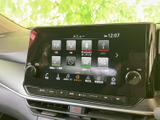 様々な情報を一画面に集約し、運転中の視認性を高めています。設定も簡単で、すぐに使いこなせるでしょう。快適なカーライフを応援します。