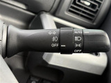 【オートライト(AUTO)】外の明るさをシステムが感知して、自動でヘッドライトが点灯します。ヘッドライトをつけ忘れを防ぐ便利機能です。