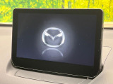 【8インチマツダコネクト】車内の雰囲気にマッチした大型のディスプレイ。スマホ接続でのナビ使用やBluetooth再生等、様々な機能が楽しめます。直感的なダイヤル操作が可能で、使い勝手も良好です。