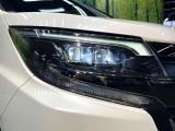 【LEDヘッドライト】悪天候や夜間走行時も良好な視界を確保し安心して運転できる高輝度LEDヘッドライトを装備!点灯速度が早く、消費電力も抑えられています。