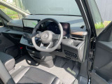 ガラスエリアが広く見晴らしのいい運転席。疲れにくいシートと相まって、安全快適に日常をサポートしてくれます。