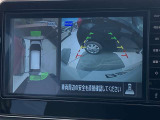アラウンドビューモニターです。4つのカメラからの映像を合成・処理することで空から見下ろすような視点で周囲を確認でき、駐車時のクルマの位置確認がスムーズになります。