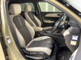 乗降がしやすい運転席。高さが調節できて小柄な方でも運転しやすいポジションをとることができます。