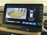 リバースギアに入れるだけで後方の表示へ切り替わります。夜間や雨の日の駐車も楽になりますよ。