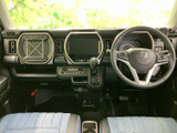 運転席からの視界は広く、運転操作もスムーズに行えます。シートの形状も工夫されており、快適なドライブをサポートします。