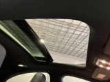 パノラミックルーフで明るい車内と開放感あるドライブをお楽しみいただけます。