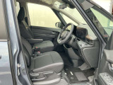 運転席まわりです。実際に座ってみて、乗り心地を体験してみてください。