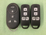 スマートキー付きですからドアロックの開閉およびエンジンスタートが楽々です。電動スライドドアの開け閉めもボタンで操作できます。加えて、純正リモコンエンジンスターター用の操作キーもついています。