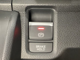 セレクトレバーの右に電子制御パーキングブレーキがあります。スイッチひとつで、停車した地点の傾斜などをシステムが検知・判断してブレーキ力を自動的に制御し、しっかり停車できるパーキングシステムです。